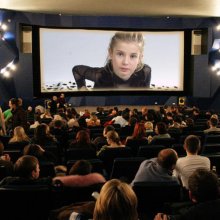 Нетрезвый мужчина порвал экран в петербургском кинотеатре