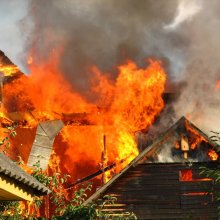 В Волгограде сгорел дом, гараж и автомобиль