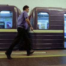 Из-за звонка о бомбе две станции метро в Петербурге закрыты