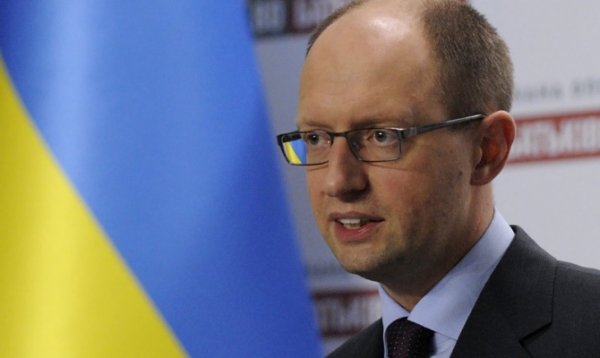 Яценюк спешно переводит деньги военных в украинские банки