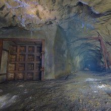 На шахте в Свердловской области обрушившейся горной породой засыпало проходчика