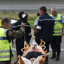 Во Франции неизвестный на машине протаранил пешеходов – 11 пострадавших