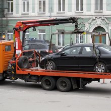 В Москве эвакуатор упал на машину во время погрузки