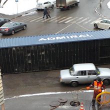 В Москве с фуры слетел грузовой морской контейнер