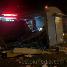 Во Владивостоке автомобиль разнес в щепки павильон на остановке 