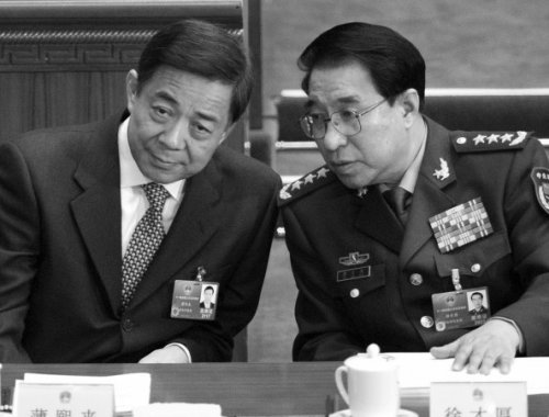 В Китае умер генерал-взяточник накопивший тонну долларов и евро