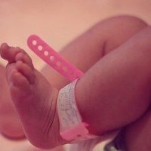 В северной части Москвы у помойки обнаружили новорожденную девочку