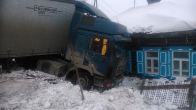 В Челябинской области многотонная фура врезалась в жилой дом