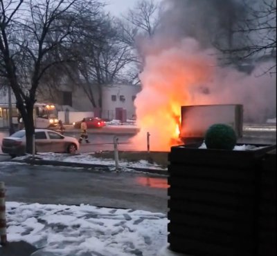В Ростове во время движения по дороге загорелся грузовик