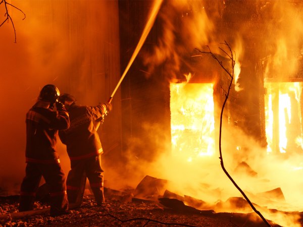 В Петербурге загорелся пятиэтажный расселенный дом