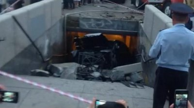 После аварии автомобиль влетел в подземный переход в Москве