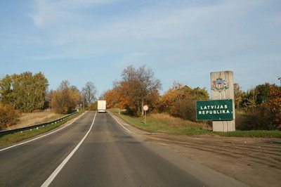 Латвия установила первые 10 км забора на границе с Россией