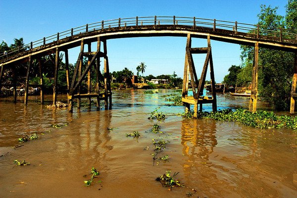 Во Вьетнаме девять школьников утонули, прыгнув в реку