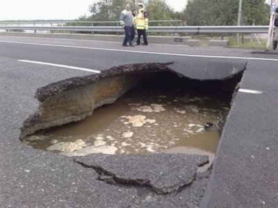 В Перми машина провалилась в яму на дороге