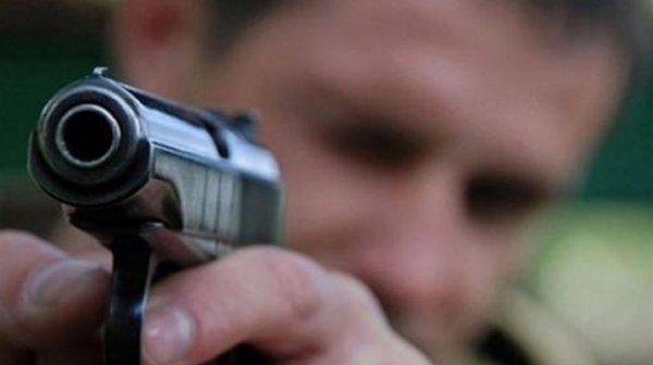 В Таганроге мужчина с пистолетом украл из магазина алкоголь