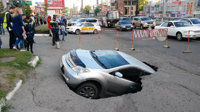 В центре Барнаула под асфальт провалился автомобиль