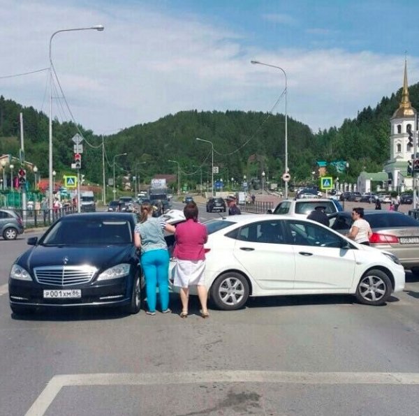 Автомобиль губернатора ХМАО Комаровой попал в ДТП