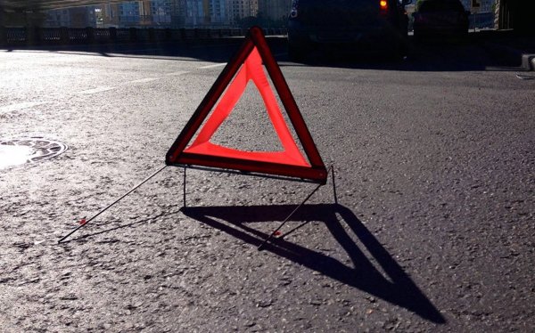 В Москве грузовик в результате ДТП упал на автомобили Porshe и Toyota