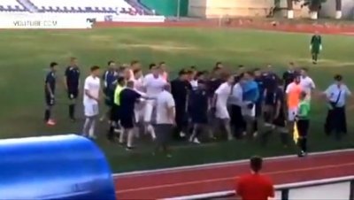 Футбольный поединок чемпионата Ростовской области завершился дракой на поле
