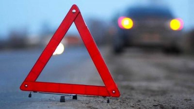 В Омске Mercedes протаранил торговый павильон, погиб один человек