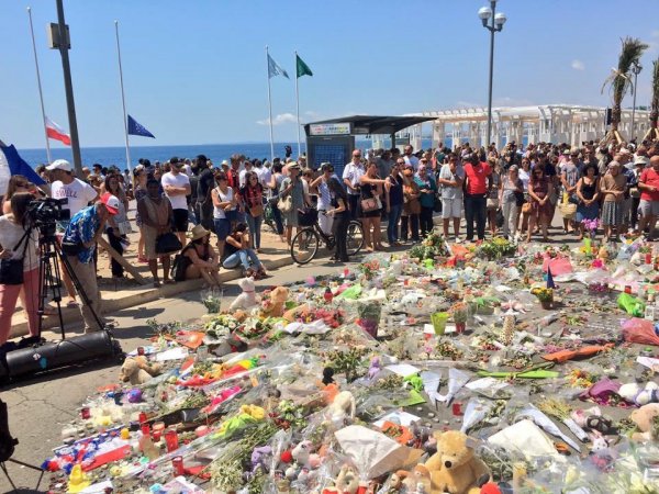 Около тысячи человек вышли почтить память погибших при теракте в Ницце