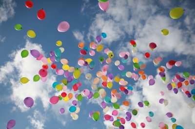 В Подмосковье запустили тысячи воздушных шаров в память об убитой девочке