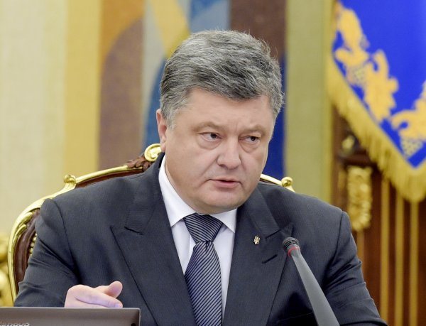 Порошенко просит украинцев отказаться от посещения Крыма