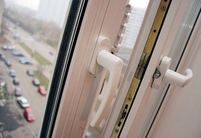 В Петербурге мужчина выпал из окна 9 этажа