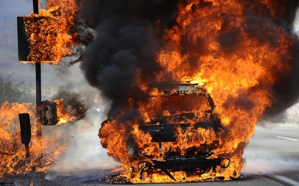 В Тюмени сожгли машину из-за парковки на детской площадке