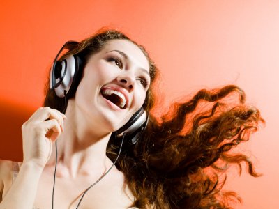 Учёные: Прослушивание позитивной музыки на работе повышает командный дух