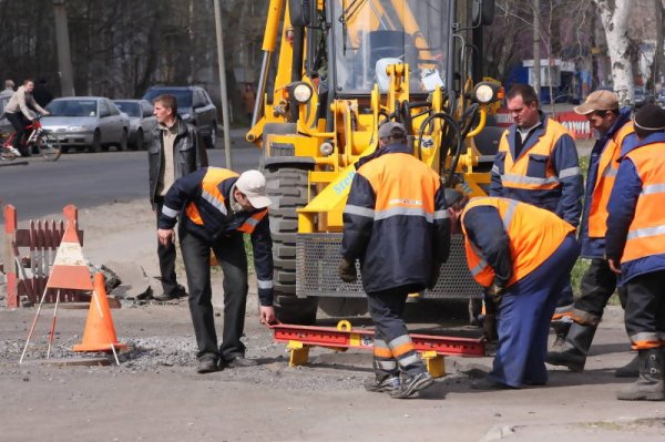В Москве мусоровоз провалился в яму