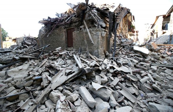 Количество жертв от землетрясения в Италии превысило 290 человек