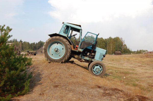 В Татарстане тракторист переехал спящего на обочине мужчину