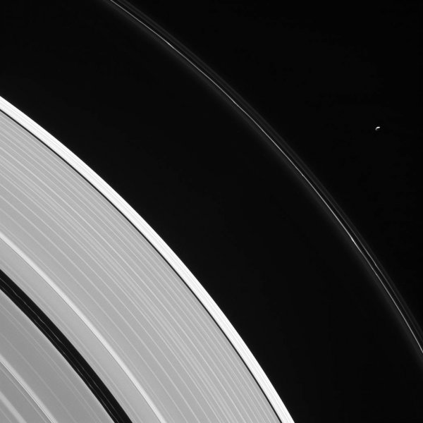 «Кассини» сфотографировал спутника-пастуха Сатурна