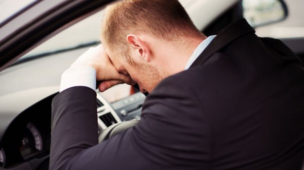 В Омске водитель уснул за рулем перед светофором
