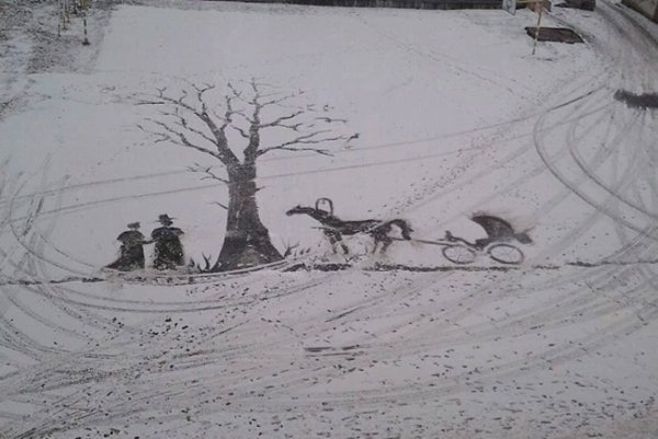 Дворник из Ижевска нарисовал на снегу новогоднюю картину