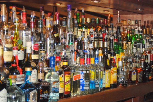 Порошенко в канун Нового года повысил цены на алкогольную продукцию