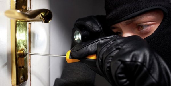 В Москве злоумышленники, подобравшие ключи к входной двери квартиры, ограбили двух женщин