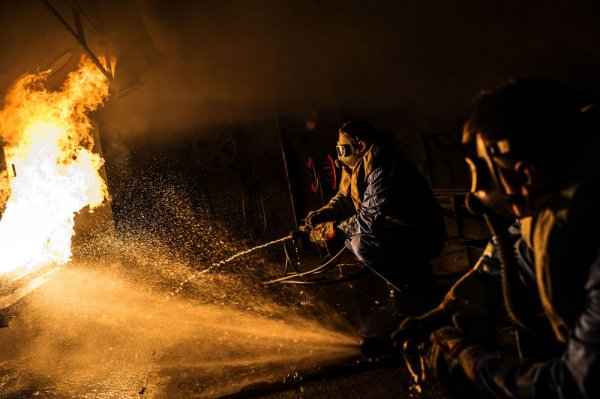 Во Владивостоке загорелся траулер 