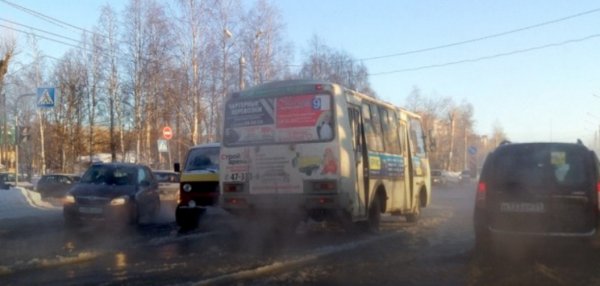В Архангельске коммунальная авария блокировала движение на Ленинградском проспекте