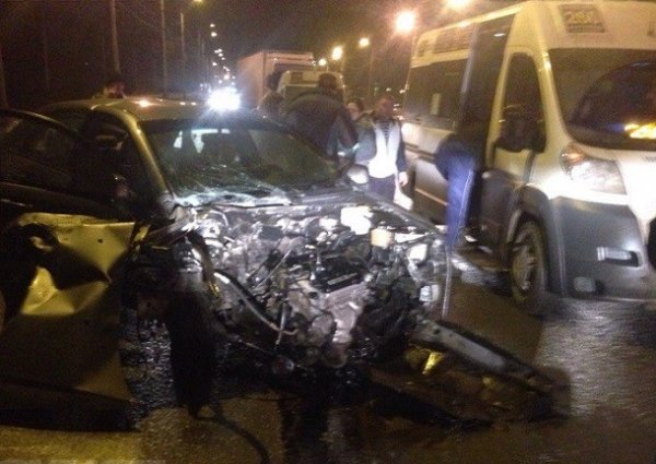 На юге Волгограда произошло столкновение такси и маршрутки, есть пострадавшие