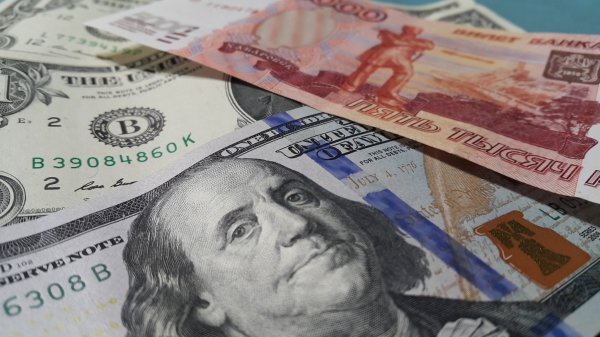 На фоне обвала нефти курсы доллара и евро к рублю резко выросли