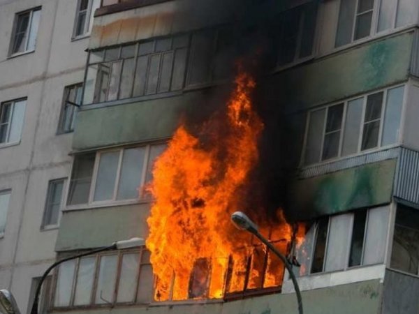 В Волгограде из пылающей десятиэтажки эвакуировали 15 человек