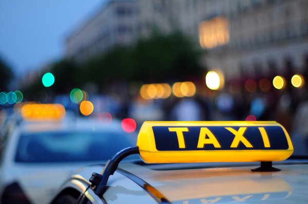 В Липецке водитель такси избил и ограбил пассажира