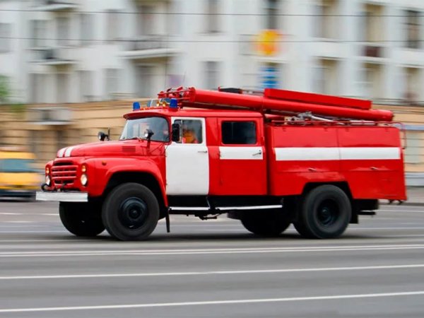 В Астрахани в торговом центре бушует пожар