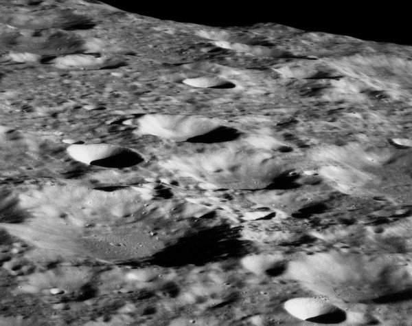 На обратной стороне Луны обнаружены обломки НЛО: NASA предоставило снимки на суд общественности