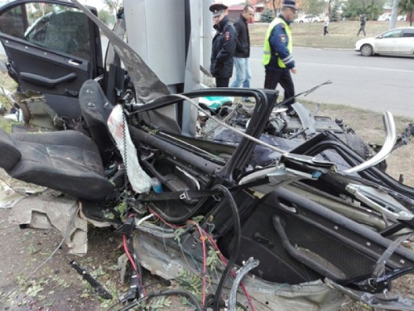В Оренбурге автомобиль влетел в опору рекламного щита, есть погибшие