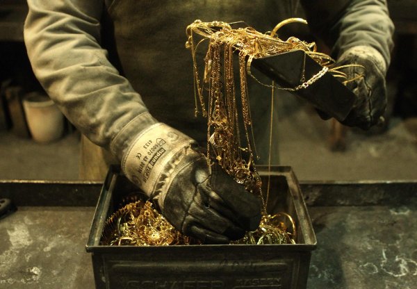Под Магаданом ФСБ изъяла у ОПГ 16 кг золота
