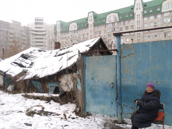 Рядом с новостроем в Омске пенсионерку вынудили жить в ветхом доме