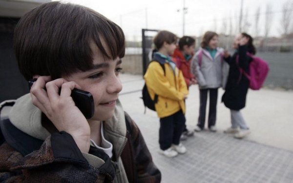 В Барнауле школьники попали в больницу из-за задымившегося мобильного телефона